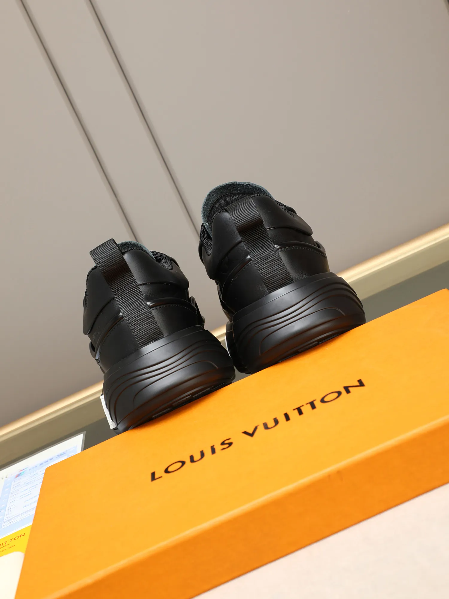 Men's men's shoes 💰560 LV are fashionable and fashionable, and the uppers are made of imported cowhide embossing! Super trendy design! It’s eye-catching! The leather is soft, delicate, shiny and translucent, showing the ultimate in pure handcraftsmanship, and the mesh is soft, comfortable and breathable! Size: 39-44 (38 45 customized)